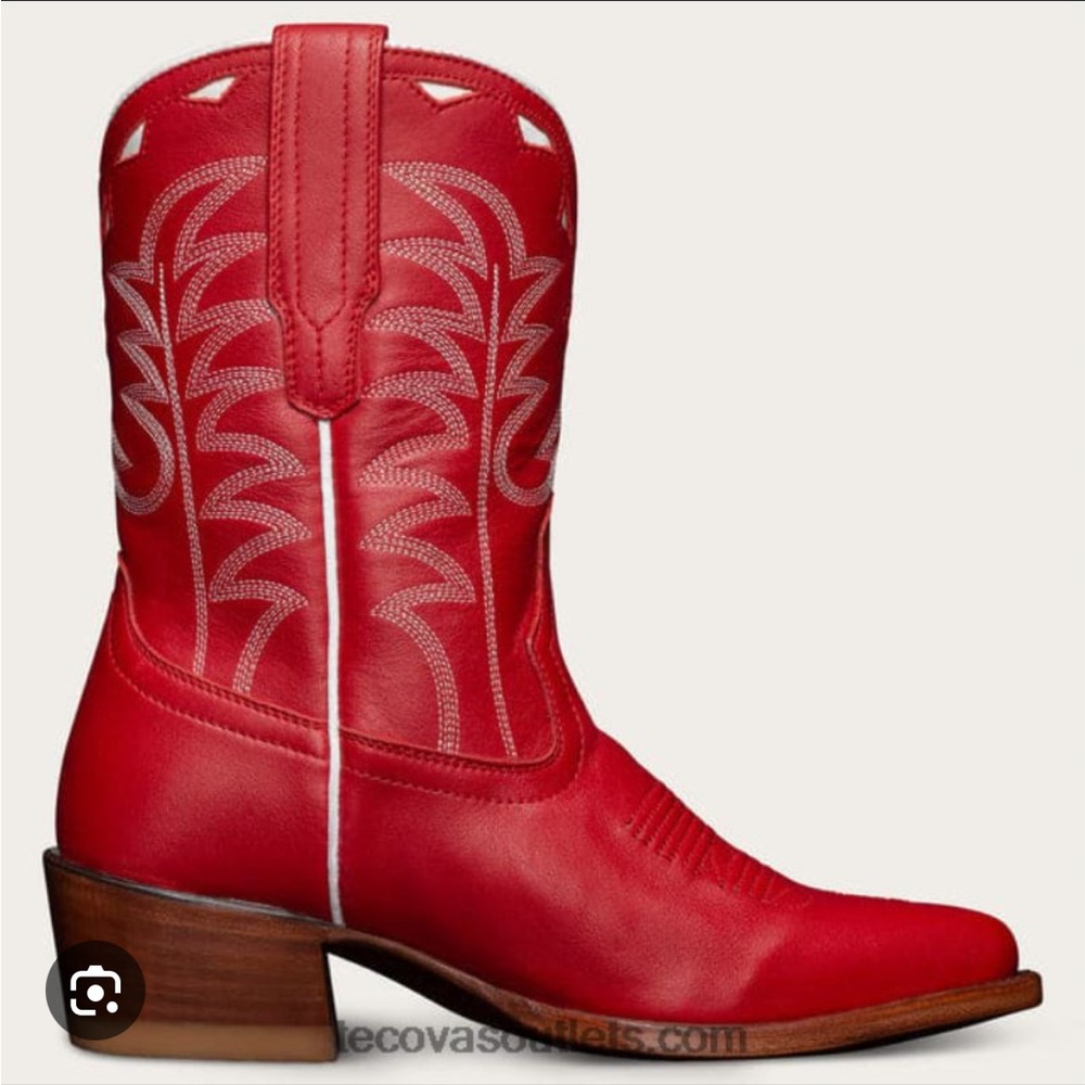 ISO!!!!!! Tecovas cherry Jolene boots in size 7 or 7.5 !!!!!!